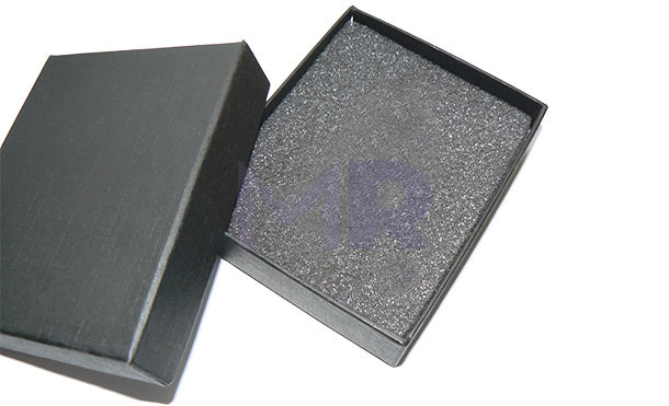 Czarne pudeleczko z zakrywką na pamięć USB