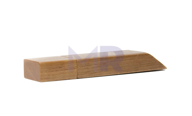 Drewniany pendrive ze ściętym jednym bokiem wygląd klina